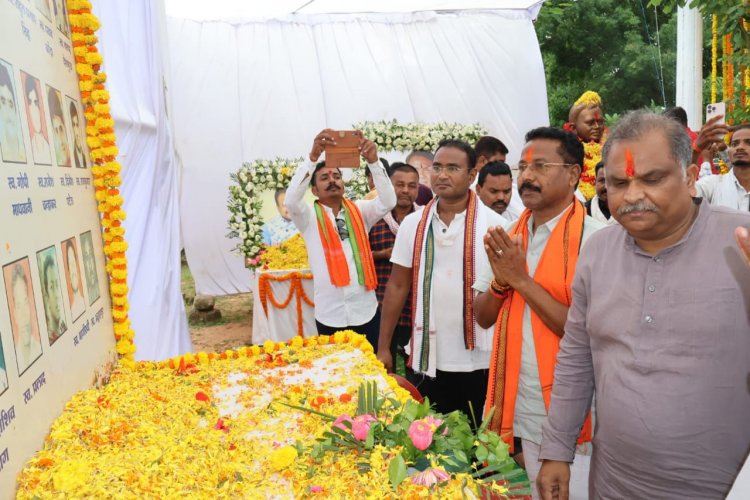 श्रीनिवास मद्दी पहुंचे दंतेवाड़ा, माईजी का लिया आशीर्वाद, झिरम घटना में शहीद महेंद्र कर्मा के गृहग्राम में दी श्रद्धांजलि