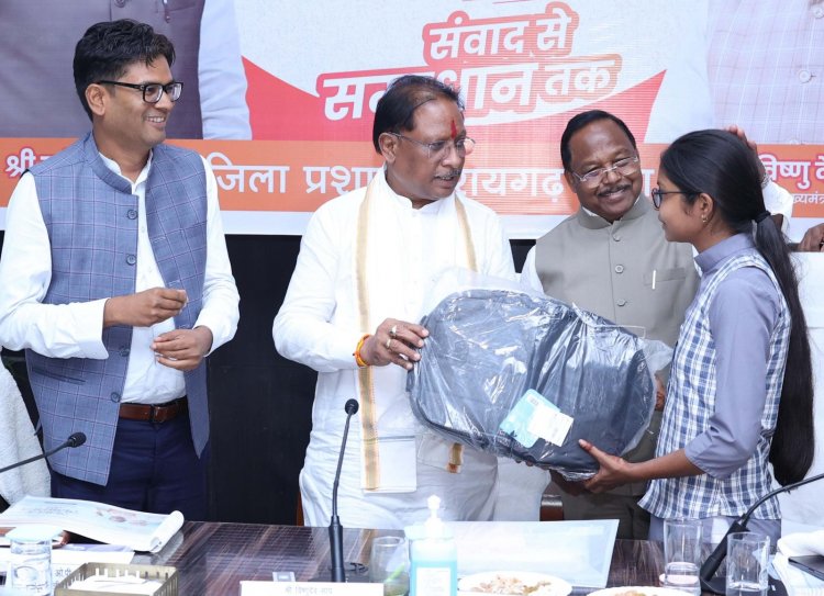सीएम विष्णुदेव ने होनहारों को भेंट किया लैपटॉप-टैबलेट,प्रतिभावान विद्यार्थियों का किया सम्मान