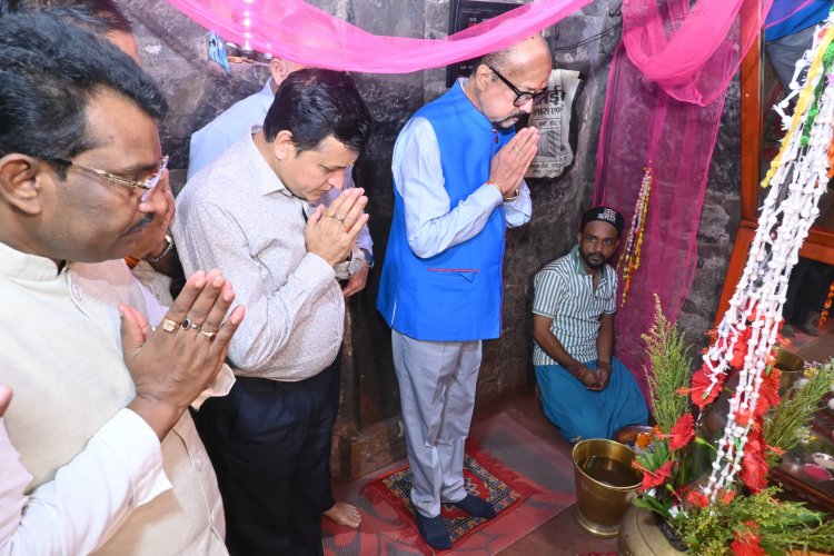 राज्यपाल रमेन डेका ने भगवान राजीव लोचन एवं कुलेश्वर महादेव का किया दर्शन