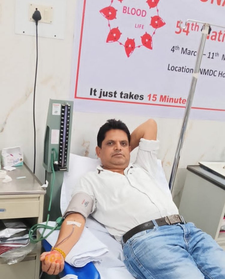 बैलाडीला लोह नगरी के पत्रकार अरुण शर्मा ने 25 वी बार किया रक्तदान, मानवता का दिया परिचय