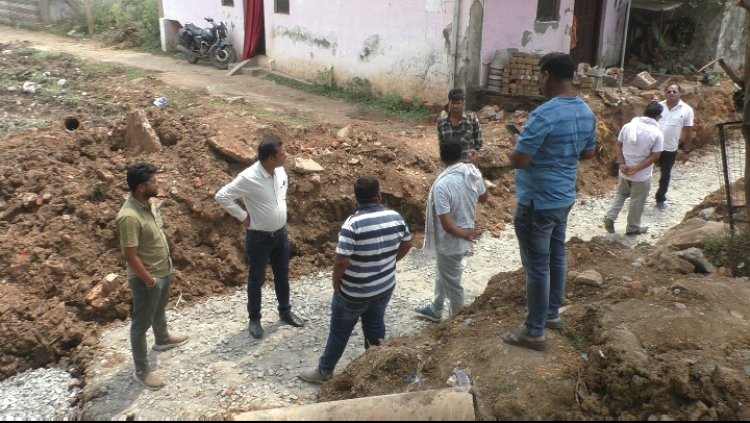 77 लाख के आरसीसी नाली निर्माण में बरती जा रही लापरवाही, निर्माण सही मापदंडों में नहीं करने पर उग्र आंदोलन की चेतावनी
