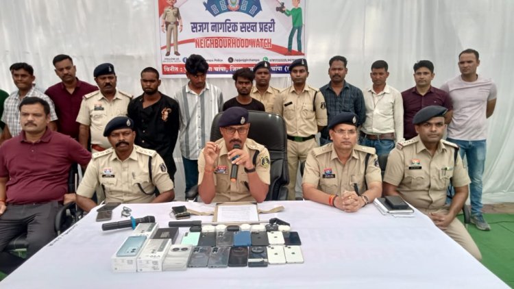 मोबाइल शॉप में रात्रि में चोरी करने वाले गिरोह को पुलिस ने पकड़ा