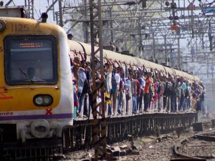 मुंबई में लोकल ट्रेन में बड़ा हादसा, धक्का मुक्की से पटरी पर गिर कर 5 लोगों की मौत