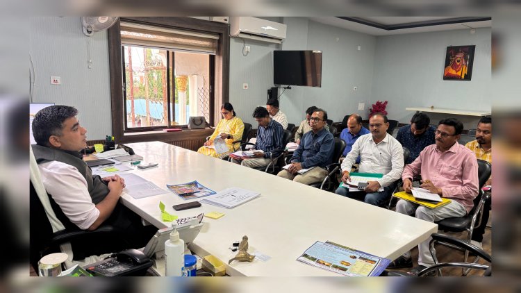 कलेक्टर ने की नगरीय प्रशासन विभाग के कार्यों की समीक्षा