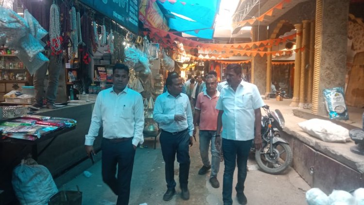 जोन 4 अध्यक्ष मुरली शर्मा ने गोलबाजार व्यापारी संघ के साथ दुकानदारों को दी समझाइश