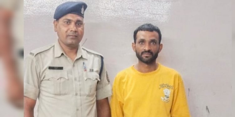 पान ठेला की आड़ में बेच रहा था गांजा,पुलिस ने चाकू और उस्तरा जब्त कर संचालक को किया गिरफ्तार