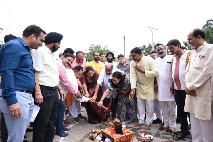 विधायक पुरंदर मिश्रा और महापौर मीनल चौबे ने रखी स्मार्ट सुविधा की मजबूत नींव