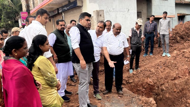 कलेक्टर ने किरंदुल के संभावित जलभराव वार्डों में निर्माणाधीन नाली चौड़ीकरण कार्यों का पुनः लिया जायजा