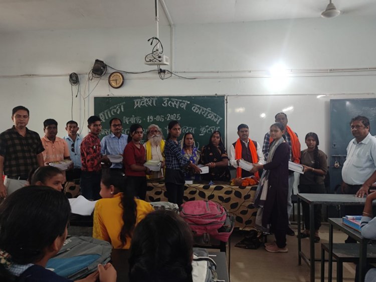 पंडित राम सरकार पांडेय शासकीय उच्चतर माध्यमिक विद्यालय कुटरा में बच्चों का तिलक लगाकर की गई प्रवेश की शुरुवात