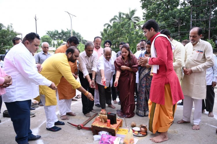 विधायक पुरंदर मिश्रा व महापौर मीनल चौबे ने रखी स्मार्ट सुविधा की मजबूत नींव