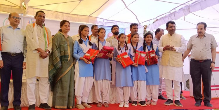 गरियाबंद में मनाया गया जिला स्तरीय शाला प्रवेशोत्सव स्कूली बच्चों को पाठ्य पुस्तक, गणवेश एवं सायकल का किया गया वितरण