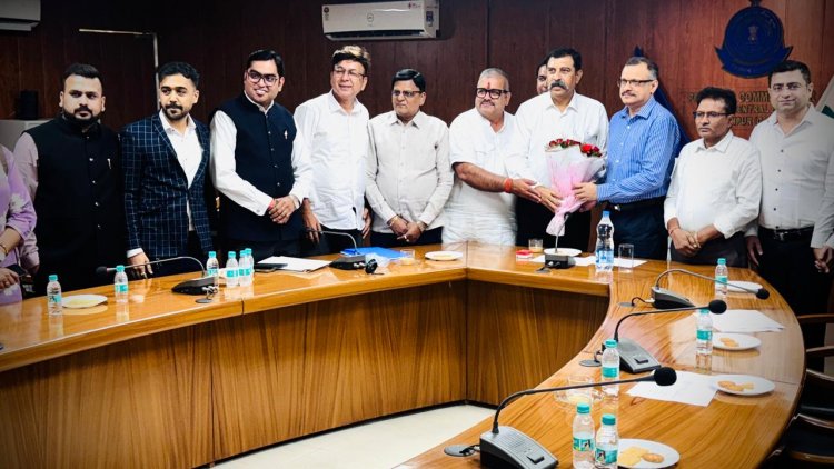टीम कैट ने पराग चकोर बोरकर, प्रिंसीपल कमिश्नर, सेन्ट्रल जीएसटी, से मुलाकात कर जीएसटी दिवस कॉन्क्लेव हेतु कैट के सुझाव का सौंपा ज्ञापन