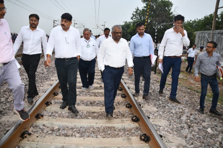 दक्षिण पूर्व मध्य रेलवे के महाप्रबंधक तरुण प्रकाश ने किया दुर्ग- रायपुर रेलखंड का निरीक्षण