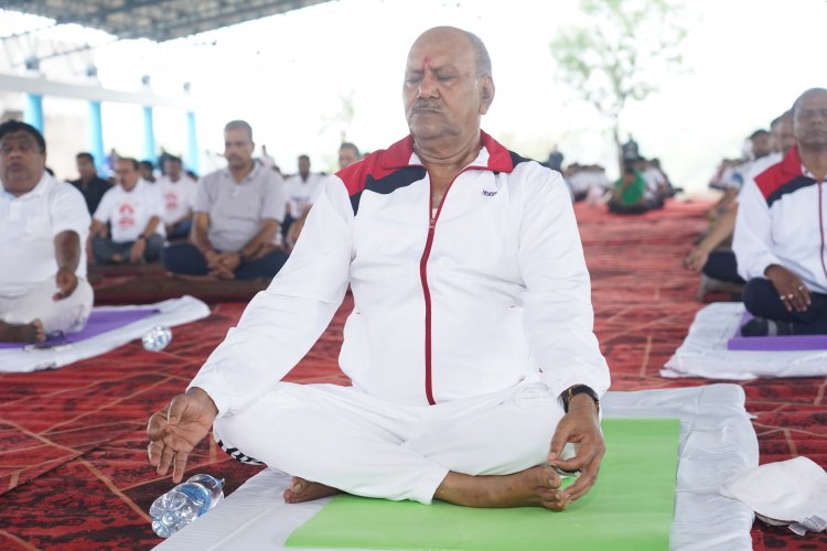 जुड़ाव और सकारात्मक ऊर्जा का सशक्त माध्यम है योग : सांसद बृजमोहन अग्रवाल