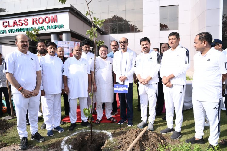कृषि महाविद्यालय रायपुर के योग कार्यक्रम में शामिल हुए विधायक पुरंदर मिश्रा