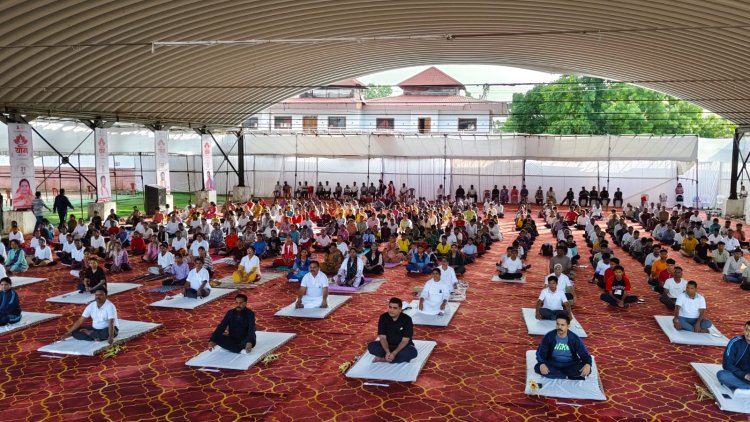 योग के घोष से गूंजा मां दंतेश्वरी का पवित्र प्रांगण,दंतेवाड़ा के मेंडका डोबरा मैदान में एक हजार लोगों ने किया एक साथ योगाभ्यास