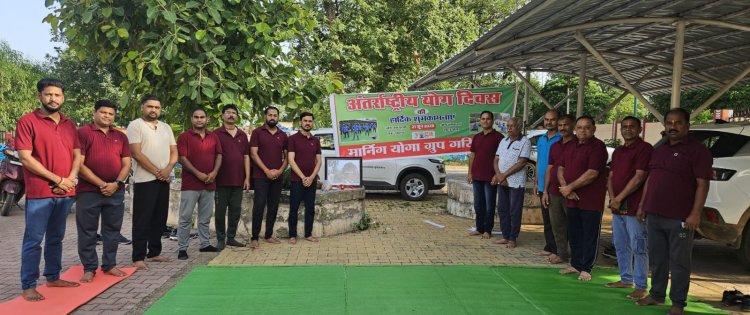 योगा ग्रुफ ने कलेक्ट्रेट परिसर में किया योग, लोगों को दिया संदेश योग सारे रोगों की रामबाण औषधि