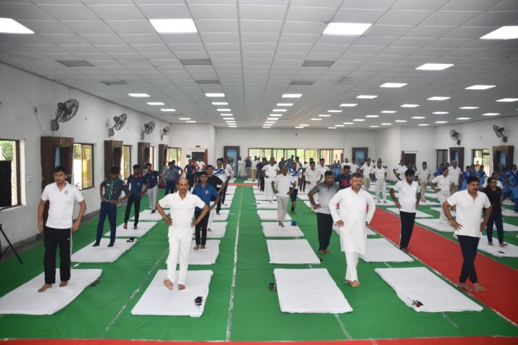 रायपुर मंडल रेल प्रबंधक दयानंद एवं अध्यक्षा सेक्रो शिखा सिंह ने अधिकारियों एवं कर्मचारियों संग किया योग