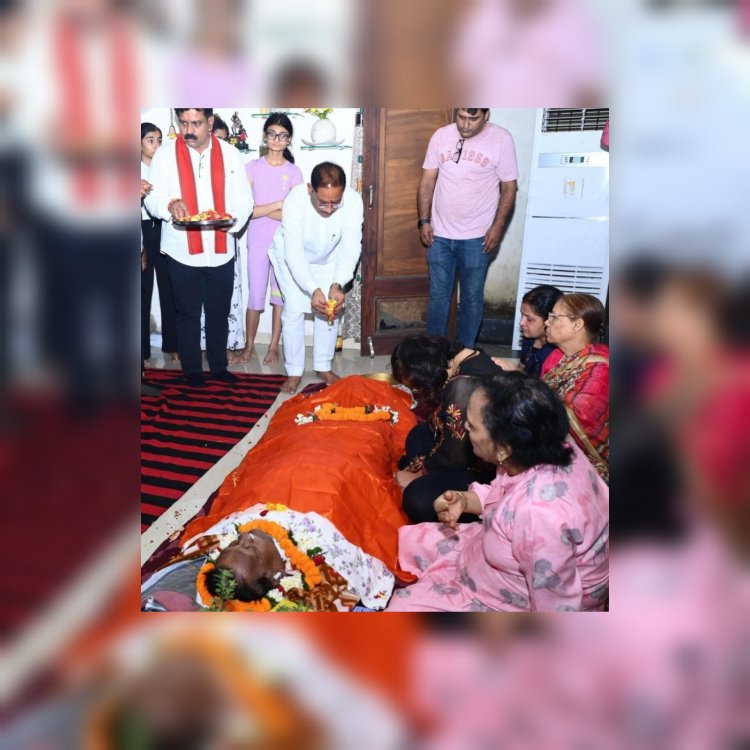 मुख्यमंत्री विष्णुदेव साय ने पद्मश्री डॉ. सुरेंद्र दुबे के निवास पहुंच दी श्रद्धांजलि