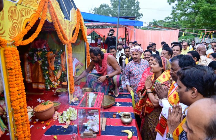 मंत्री लक्ष्मी राजवाड़े ने की रथ खींचकर की प्रभु जगन्नाथ पूजा की पूजा अर्चना