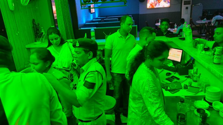 रायपुर के बार, रेस्टोरेंट , होटलों में आबकारी और पुलिस की टीमों ने दी दबिश