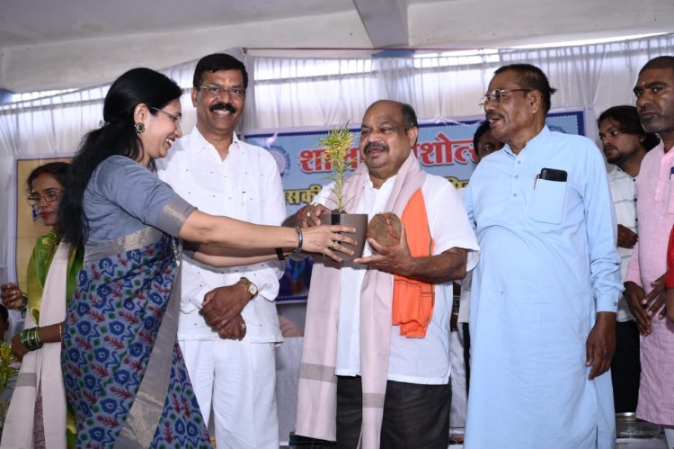 शाला प्रवेशोत्सव में उत्तर विधायक पुरंदर मिश्रा ने बच्चों को दिया ज्ञान का संदेश