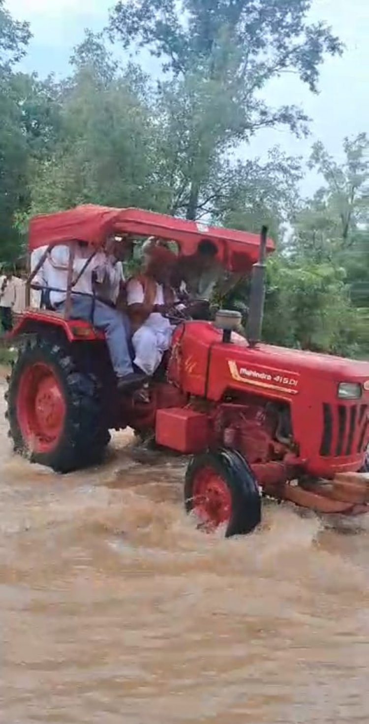 ट्रैक्टर पर सवार होकर सांसद पहुंचे दुर्गम गांव बड़वारी पारा, उम्मीदों को मिला सहारा