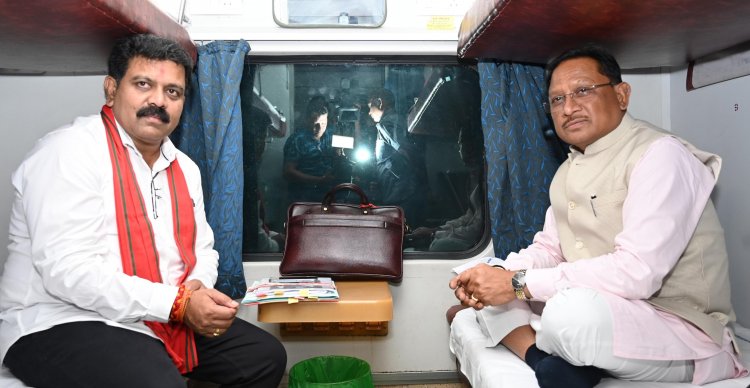 Breaking : ट्रेन से सरगुजा रवाना हुए मुख्यमंत्री विष्णुदेव साय,डिप्टी सीएम,सांसद और विधायक भी गए साथ