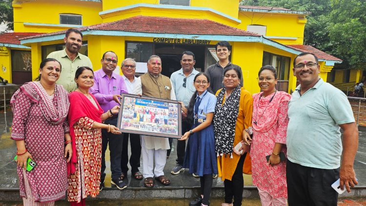 स्वामी आत्मानंद अंग्रेजी विद्यालय में उत्कृष्ट प्रदर्शन करने वाले छात्र-छात्राओं को विशेष पुरस्कार से नवाजा