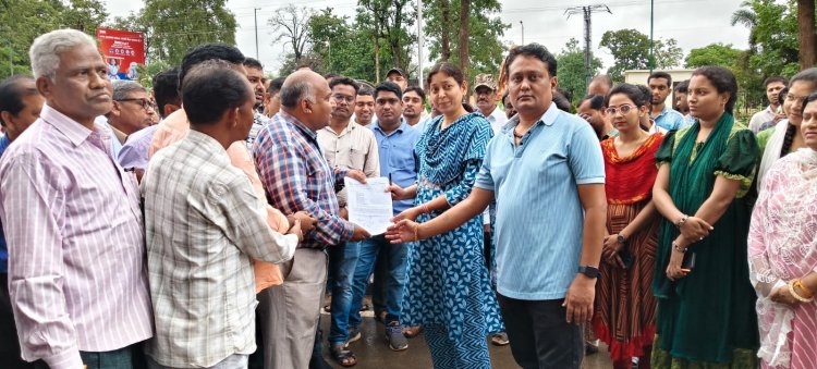 कलेक्टर ने कर्मचारियों को कराई उठक बैठक कर्मचारी अधिकार फेडरेशन ने किया प्रदर्शन