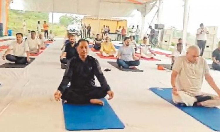प्रशिक्षण शिविर के दूसरे दिन की शुरुआत योगाभ्यास से