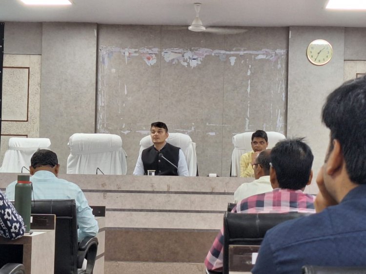 नगरीय निकाय क्षेत्रों में सड़क किनारे हो रहे अतिक्रमण को रोकने के लिए प्रभावी कार्यवाही करने का सीईओ ने दिया निर्देश