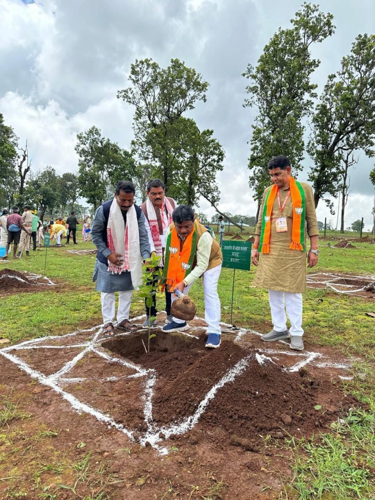 मैनपाट में सांसद-विधायक प्रशिक्षण वर्ग में बस्तर सांसद महेश कश्यप एवं दंतेवाड़ा विधायक चैतराम अटामी हुए शामिल
