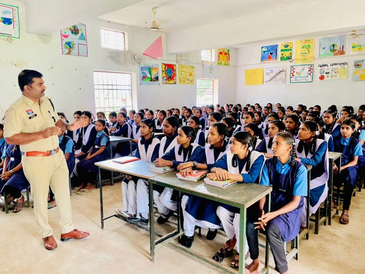 गरियाबंद पुलिस ने स्कूली बच्चों को नवीन कानून अभिव्यक्ति ऐप,चेतना ,यातायात जागरुकता, साइबर फ्रॉड के संबंध में किया जागरूक