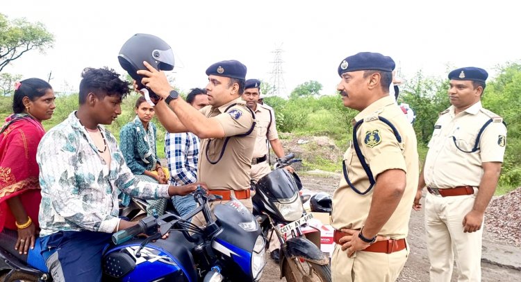 "ऑपरेशन उपहार": एक हेलमेट, एक जीवन – जांजगीर पुलिस का जीवन रक्षक अभियान
