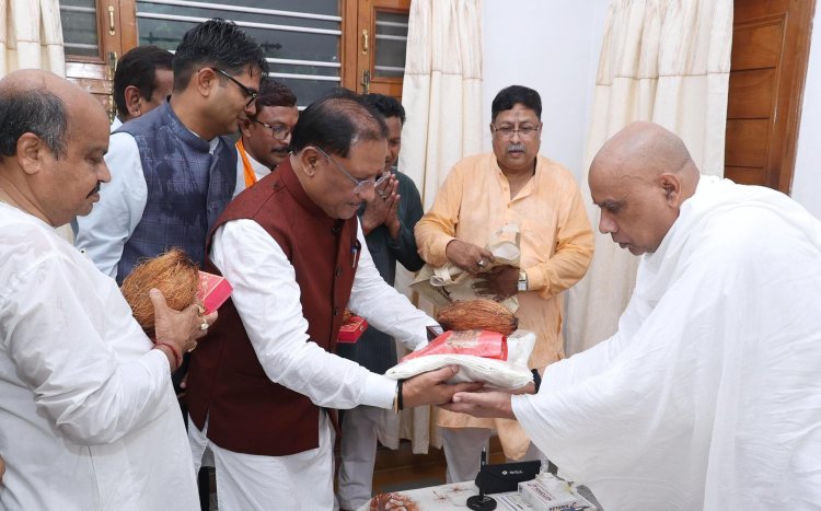 मुख्यमंत्री विष्णुदेव साय गुरु पूर्णिमा पर रायगढ़ जिले के ग्राम बनोरा स्थित अघोर गुरुपीठ में गुरु दर्शन के लिए पहुंचे