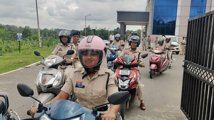 सूरजपुर पुलिस की अभिनव पहल : महिलाओं को सुरक्षा देने स्कूलों,कॉलेजों के पास पैट्रोलिंग करेगी महिला रक्षा टीम