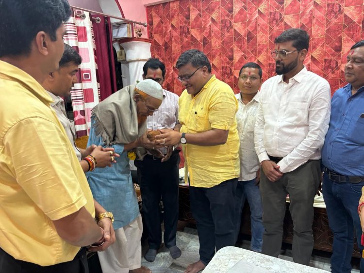 गुरुपूर्णिमा पर भाजपा पदाधिकारियों ने किया सेवानिवृत एवं वरिष्ठ शिक्षकों के घर पहुंचकर सम्मान