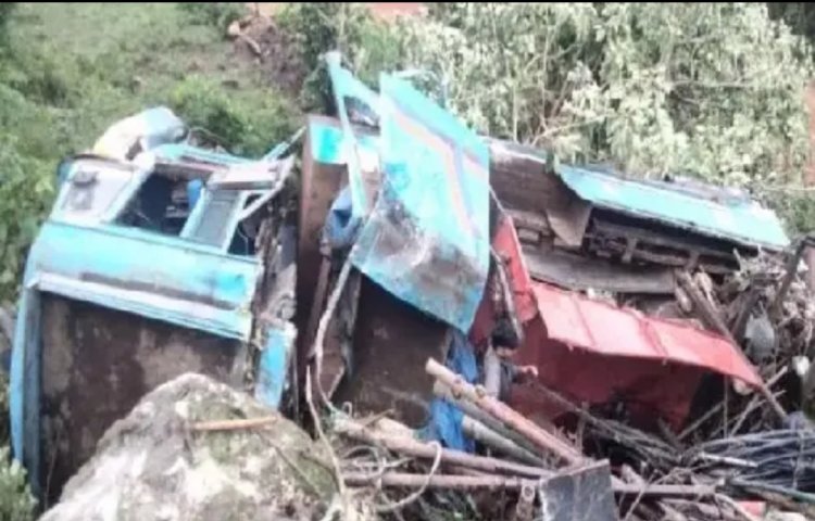 कवर्धा में बोर खनन वाहन खाई में गिरी, चार की मौत आठ लोग अभी भी दबे, रेस्क्यू जारी
