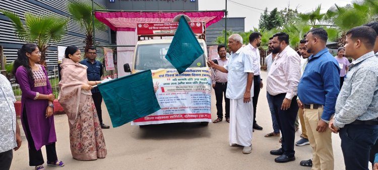 नगर पालिका अध्यक्ष पायल गुप्ता ने विश्व जनसंख्या स्थिरीकरण पखवाड़े रथ को हरी झंडी दिखाकर किया रवाना
