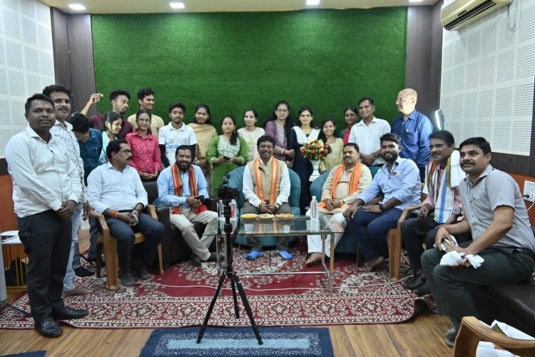 बस्तर सांसद पहुंचे दंतेवाड़ा रेडियो स्टेशन,आरजे प्रशिक्षण ले रहे युवाओं से की मुलाकात