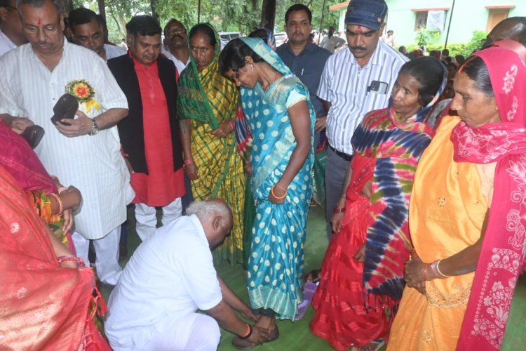 तेंदूपत्ता तोड़ने वाली महिलाओं को मिला सम्मान, सांसद चिंतामणि महाराज ने पहनाई चरण पादुका