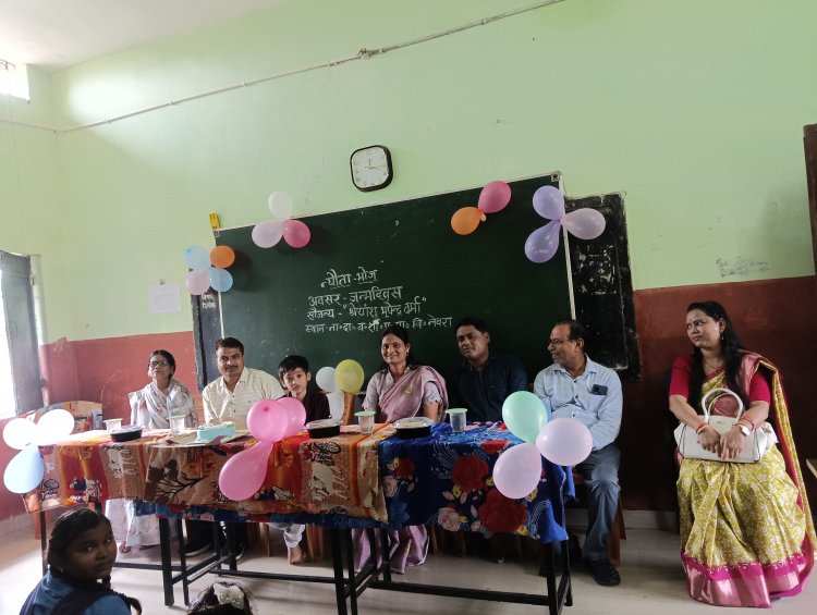 नारायण दास बगड़िया पूर्व माध्यमिक शाला नेवरा में विद्यालय के शिक्षिका शारदा वर्मा अपने पुत्र श्रेयांश वर्मा के जन्मदिन के अवसर पर कराया भोज