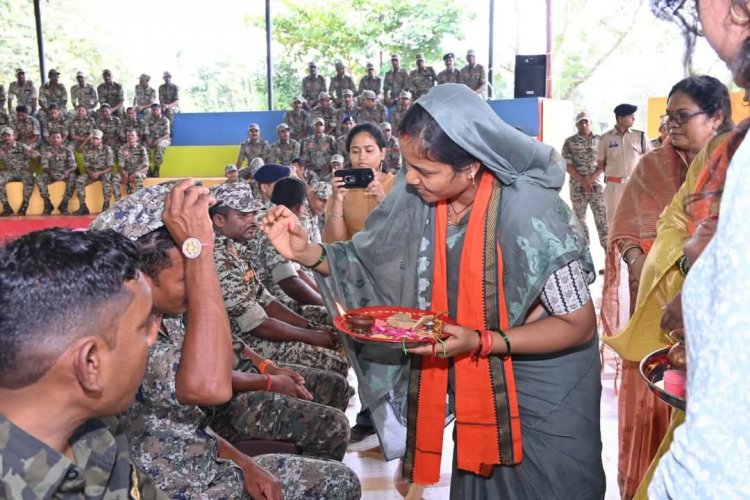 दंतेवाड़ा प्रवास पर मंत्री लक्ष्मी राजवाड़े पहुंचीं कारली,सुरक्षा बल के जवानों को राखी बांधकर शुभकामनाएं दीं