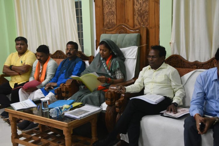 दंतेवाड़ा में मंत्री लक्ष्मी राजवाड़े ने ली समीक्षा बैठक, कुपोषण उन्मूलन व आंगनबाड़ी सुदृढ़ीकरण पर दिए महत्वपूर्ण निर्देश