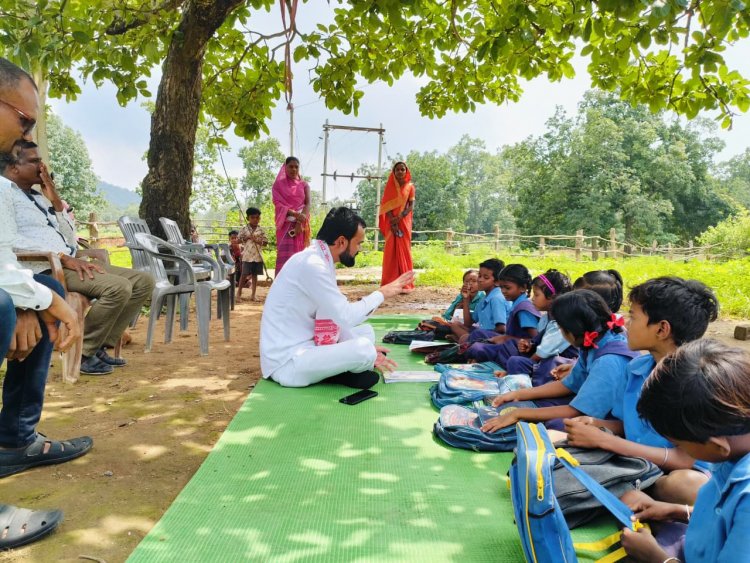पंडरीपानी के बच्चे पेड़ के नीचे बैठकर पढ़ाई करने को मजबूर
