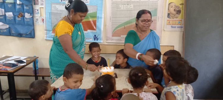 खुशियां बांटने की मिसाल : कर्मचारियों ने बच्चों संग मनाया जन्मदिन