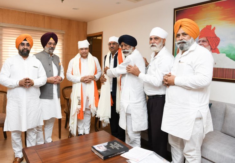 सांसद बृजमोहन अग्रवाल के नेतृत्व में रेल मंत्री अश्विनी वैष्णव से मिले सिख समाज के लोग