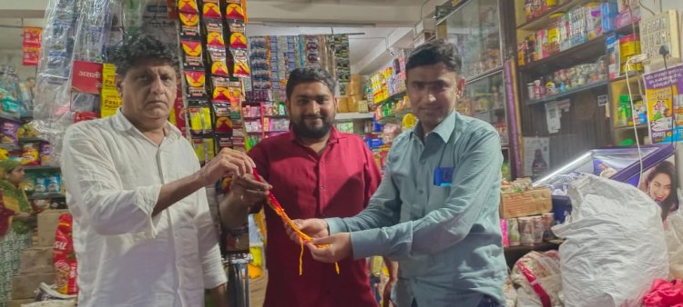 कैट अध्यक्ष प्रकाश चंद रोहरा ने व्यापारियों को बांटी महिला समुह द्वारा निर्मित राखियां