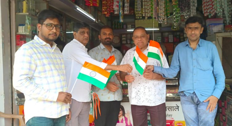 हर दुकान तिरंगा हर घर तिरंगा : कैट जिला अध्यक्ष प्रकाश रोहरा ने शहर में तिरंगा झंडा वितरण कर देशभक्ति का दिया संदेश